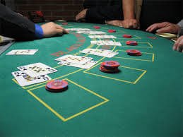 Antarmuka aplikasi hugo138 menampilkan meja blackjack langsung dan menu taruhan olahraga